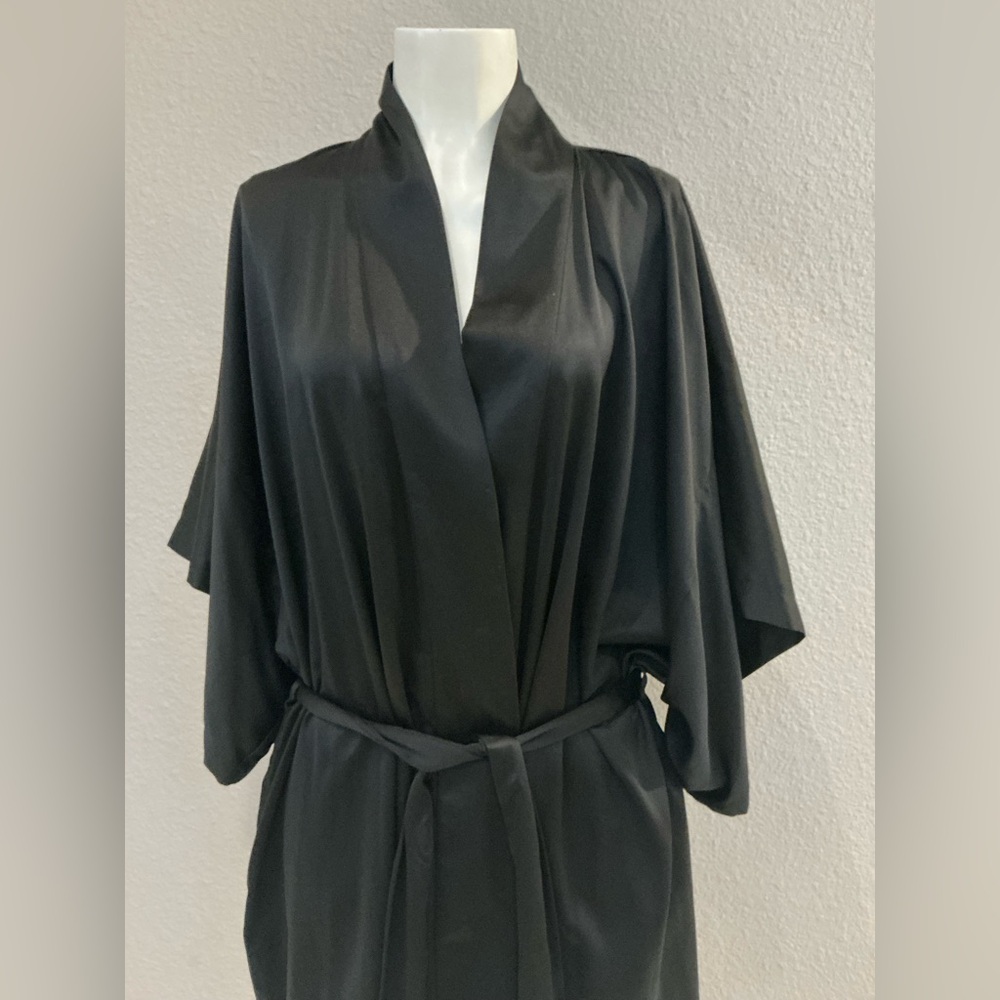 NATORI Elegant Black Kimono Robe - Picture 2 of 5